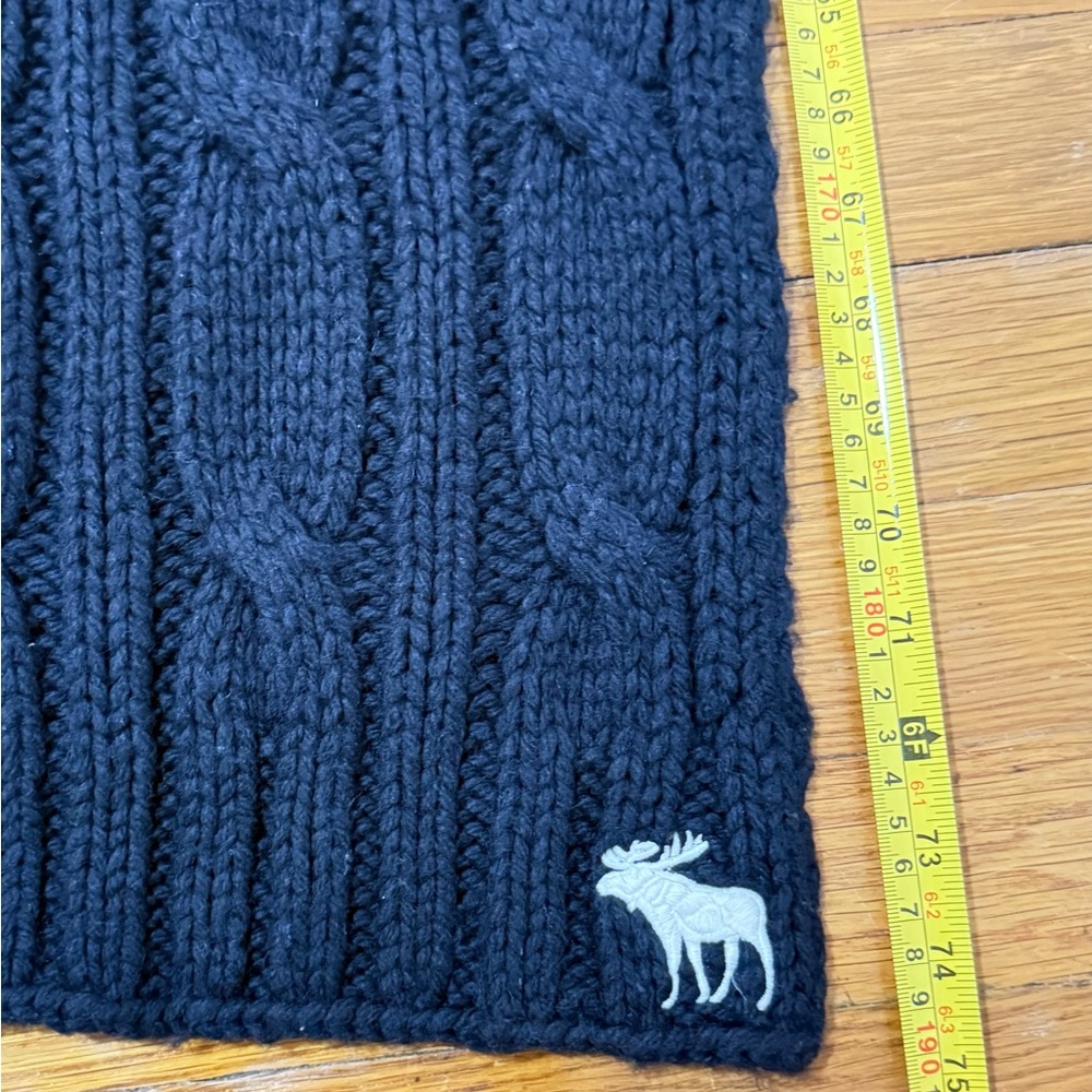 Abercrombie & Fitch Chunky Cable Knit Scarf with Moose Logo, Unisex - Picture 14 of 17